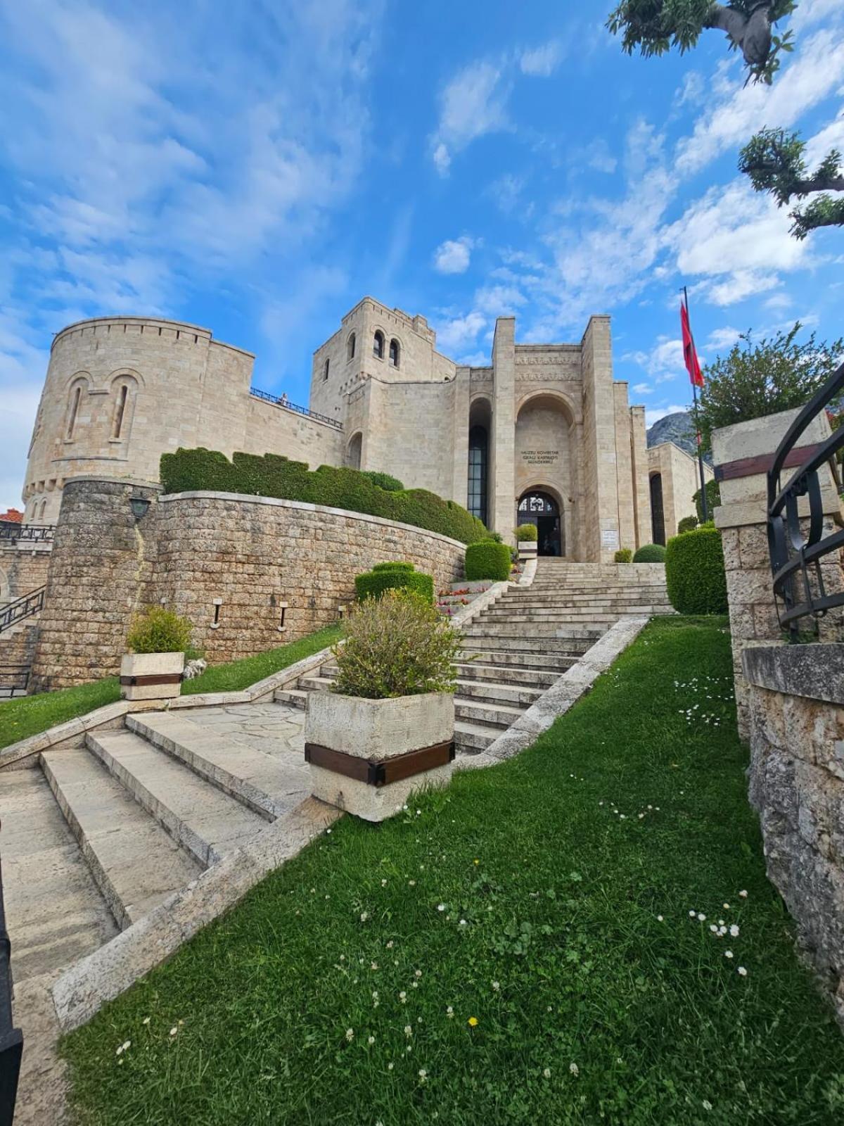 Castle - Inside,Voga Guesthause Hotel Kruje Ngoại thất bức ảnh