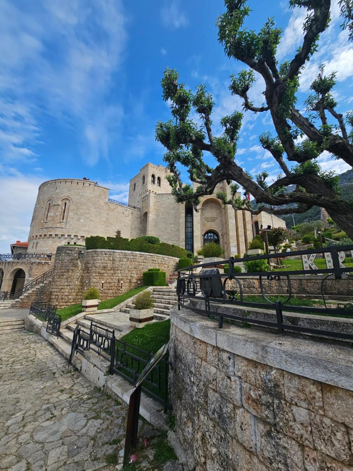 Castle - Inside,Voga Guesthause Hotel Kruje Ngoại thất bức ảnh